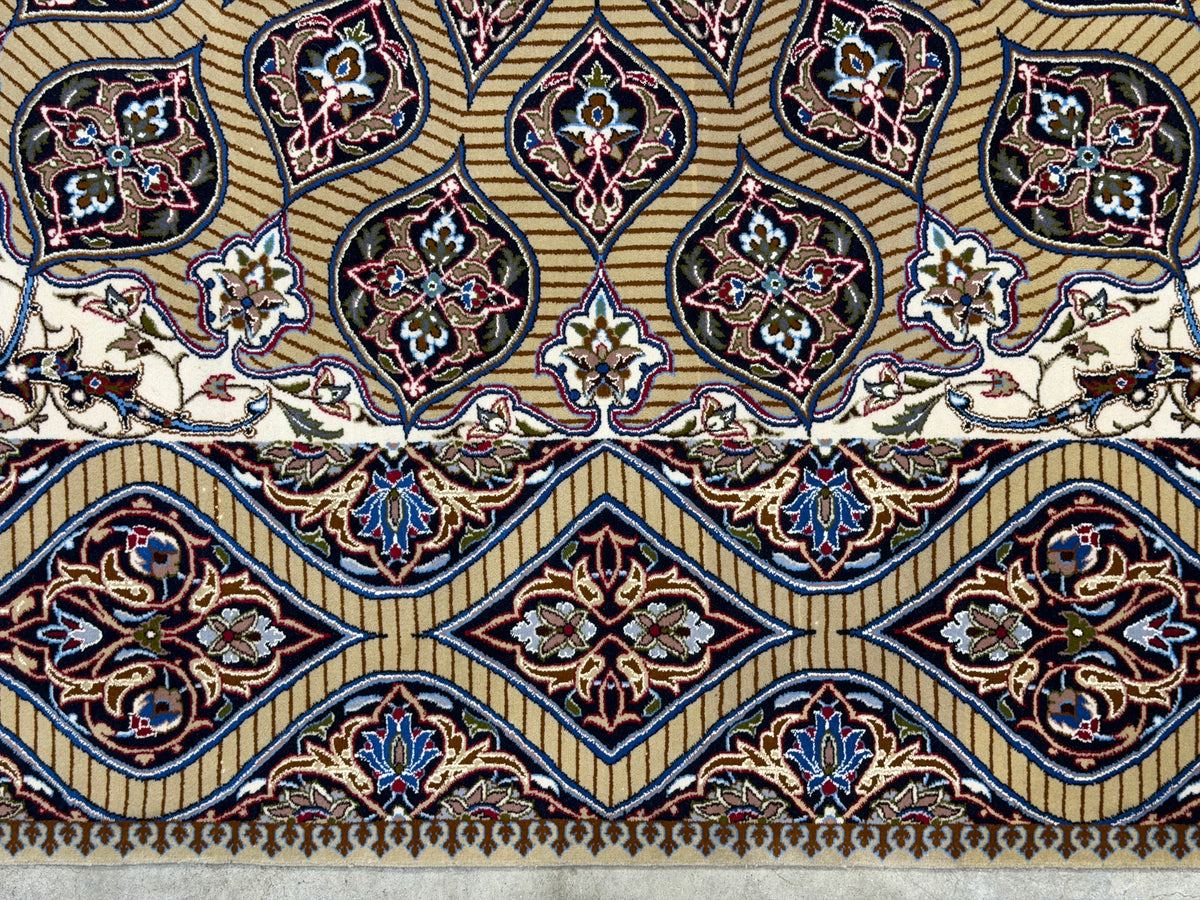 Hand-Knotted Persian Isfahan Rug - Dome Design - 6'6"x10'
