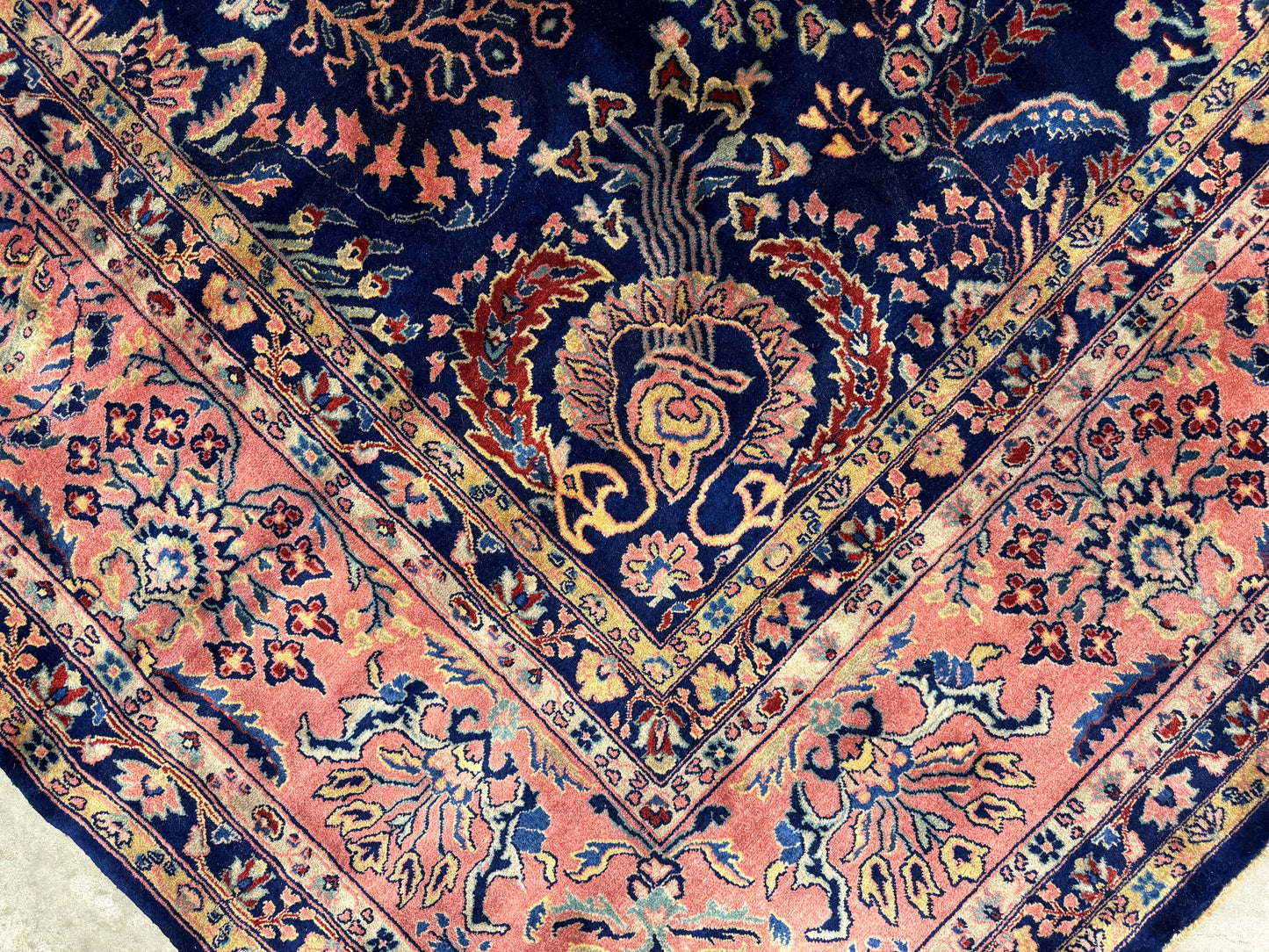 10’4”x13’8” Fine Hand-Knotted IndoSarouk Area rug