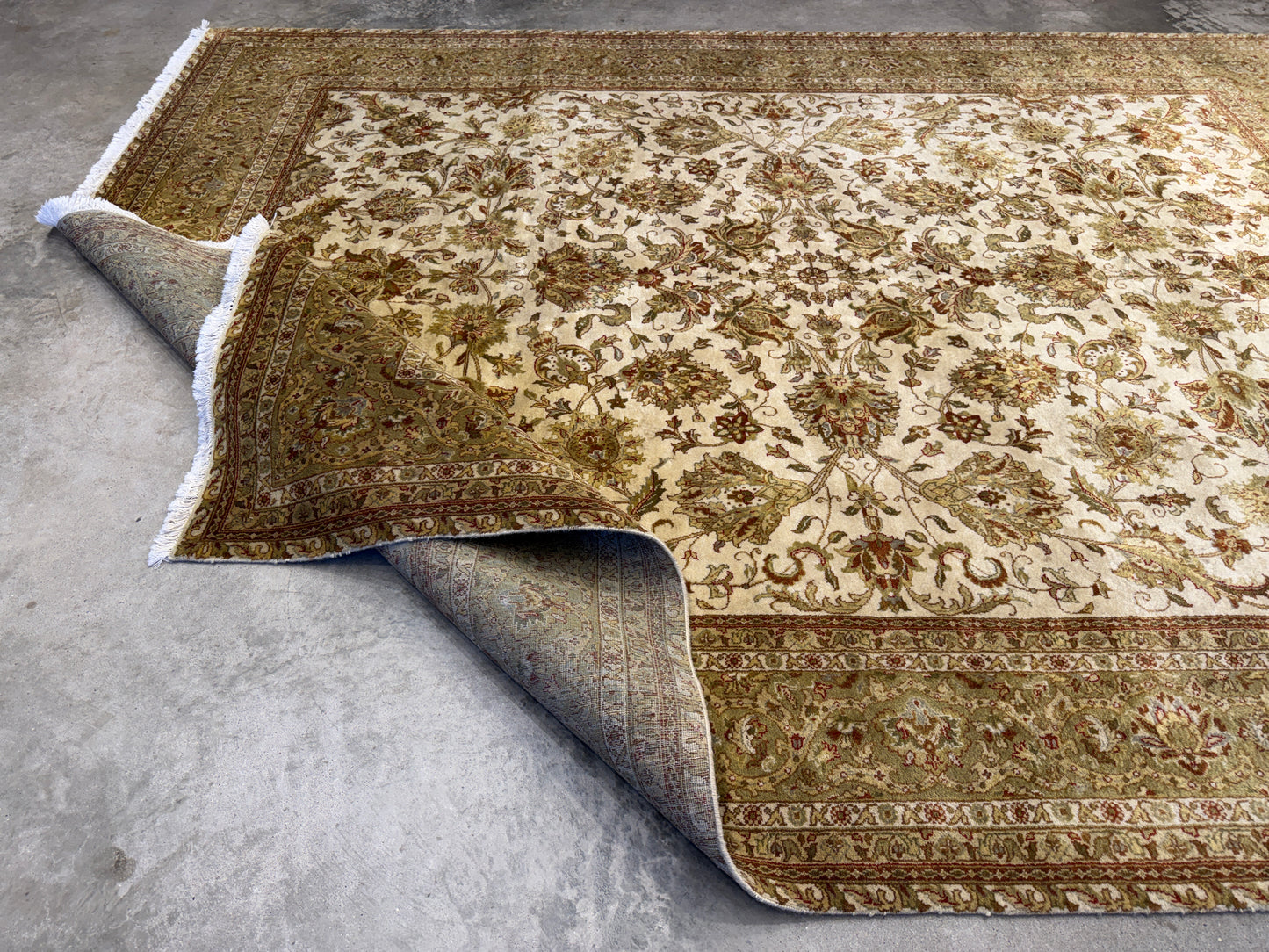 7’8”x9’11” Hand-Knotted Wool Agra Area Rug
