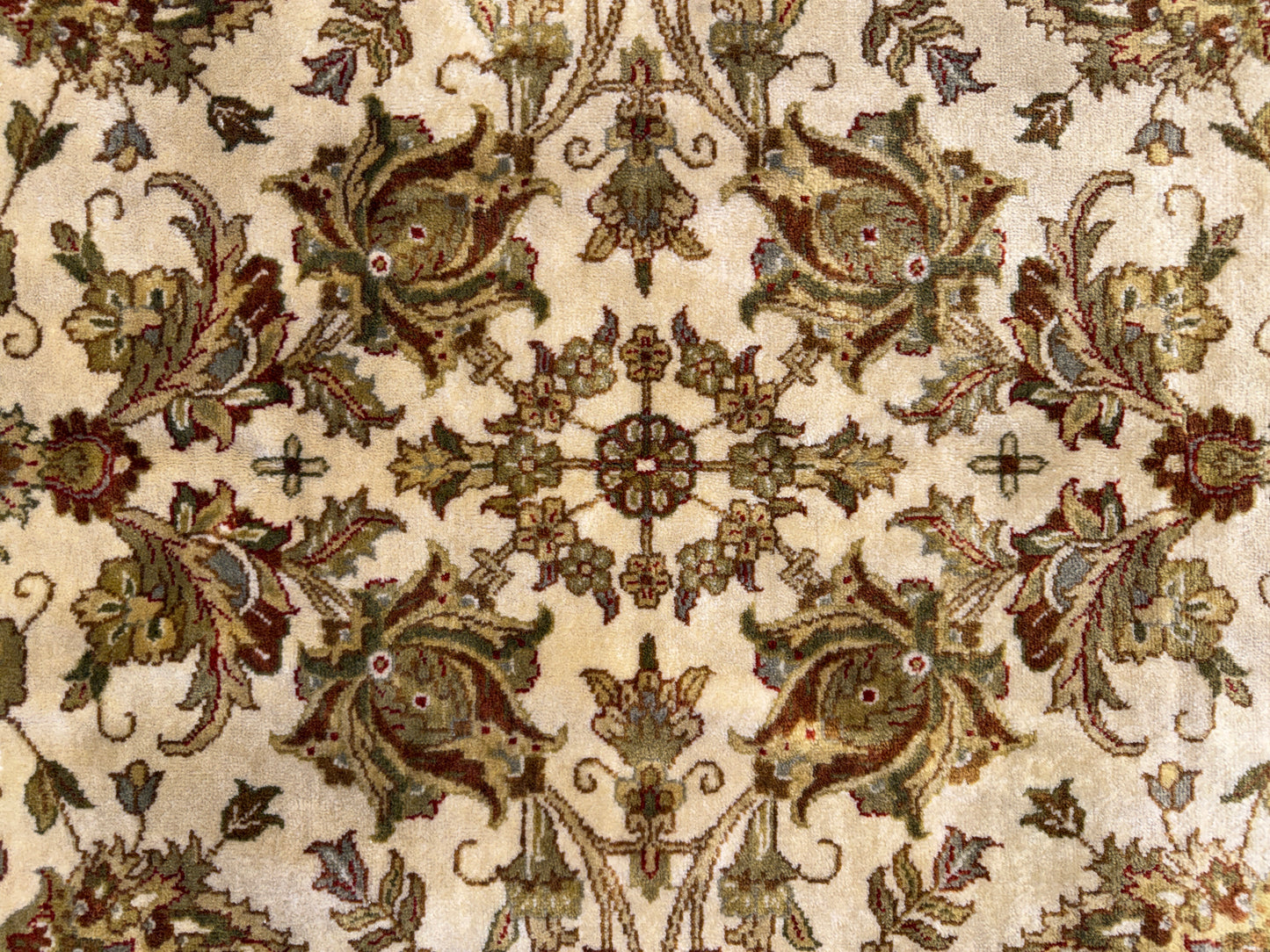 7’8”x9’11” Hand-Knotted Wool Agra Area Rug