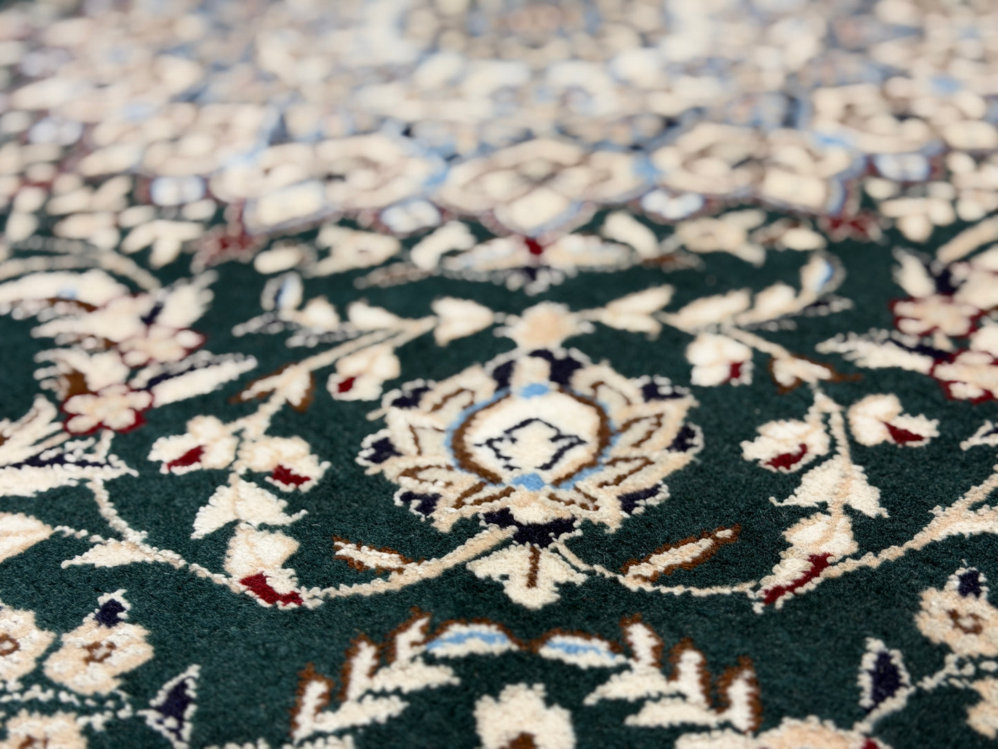 Hand-Knotted Persian Nain 9 La Rug - 4’9” Round