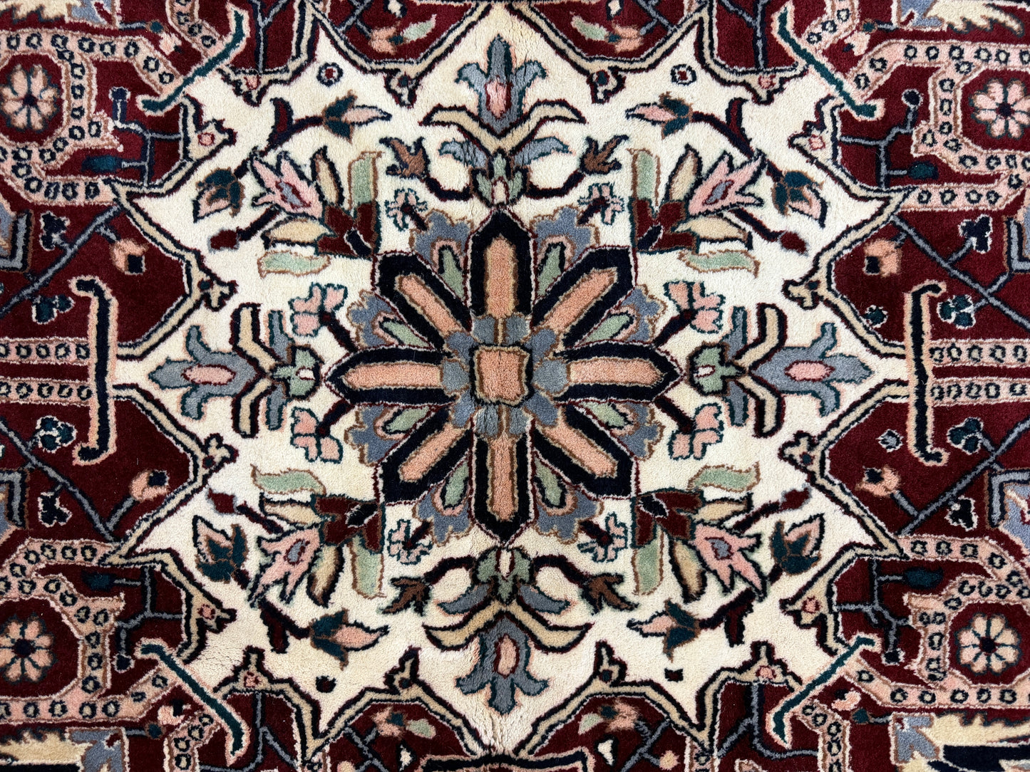 9’9”x13’10” Hand-Knotted Wool IndoHeriz Oriental Area Rug