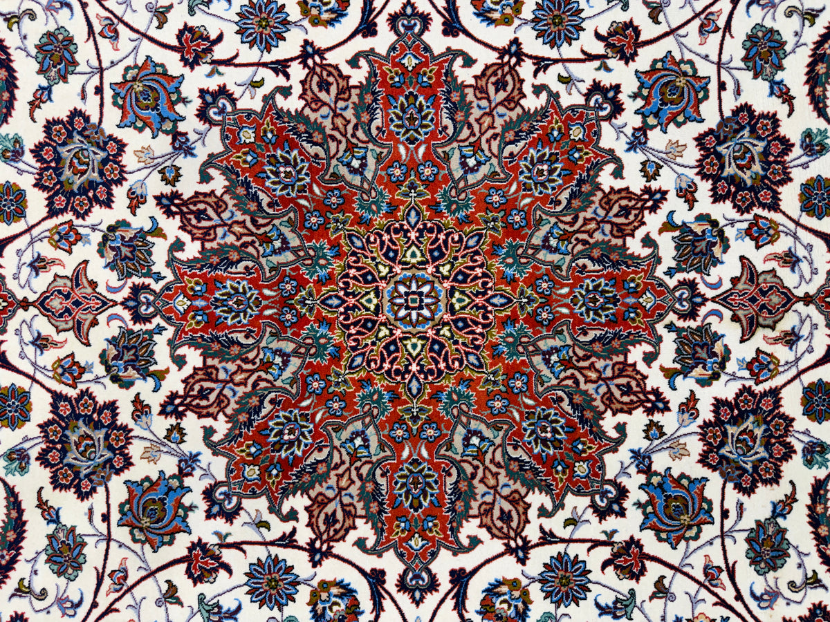 Hand-Knotted Persian Isfahan Rug - Signed Seirafian - 6'9"x9'10"
