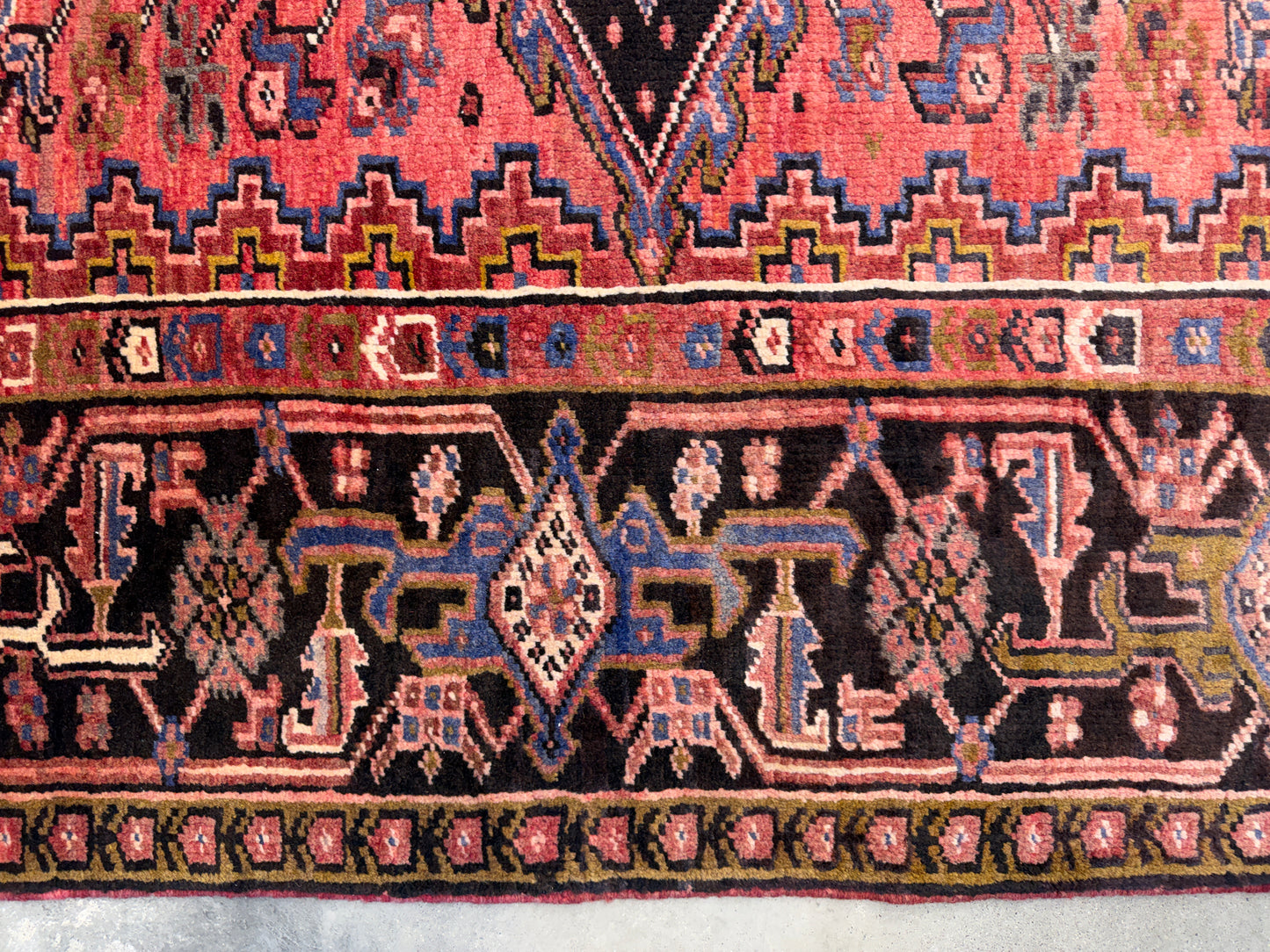 9’10”x12’5” Hand-Knotted Persian Heriz Area Rug