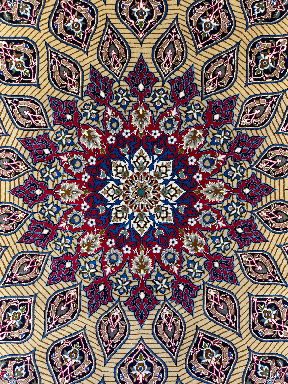 Hand-Knotted Persian Isfahan Rug - Dome Design - 6'6"x10'