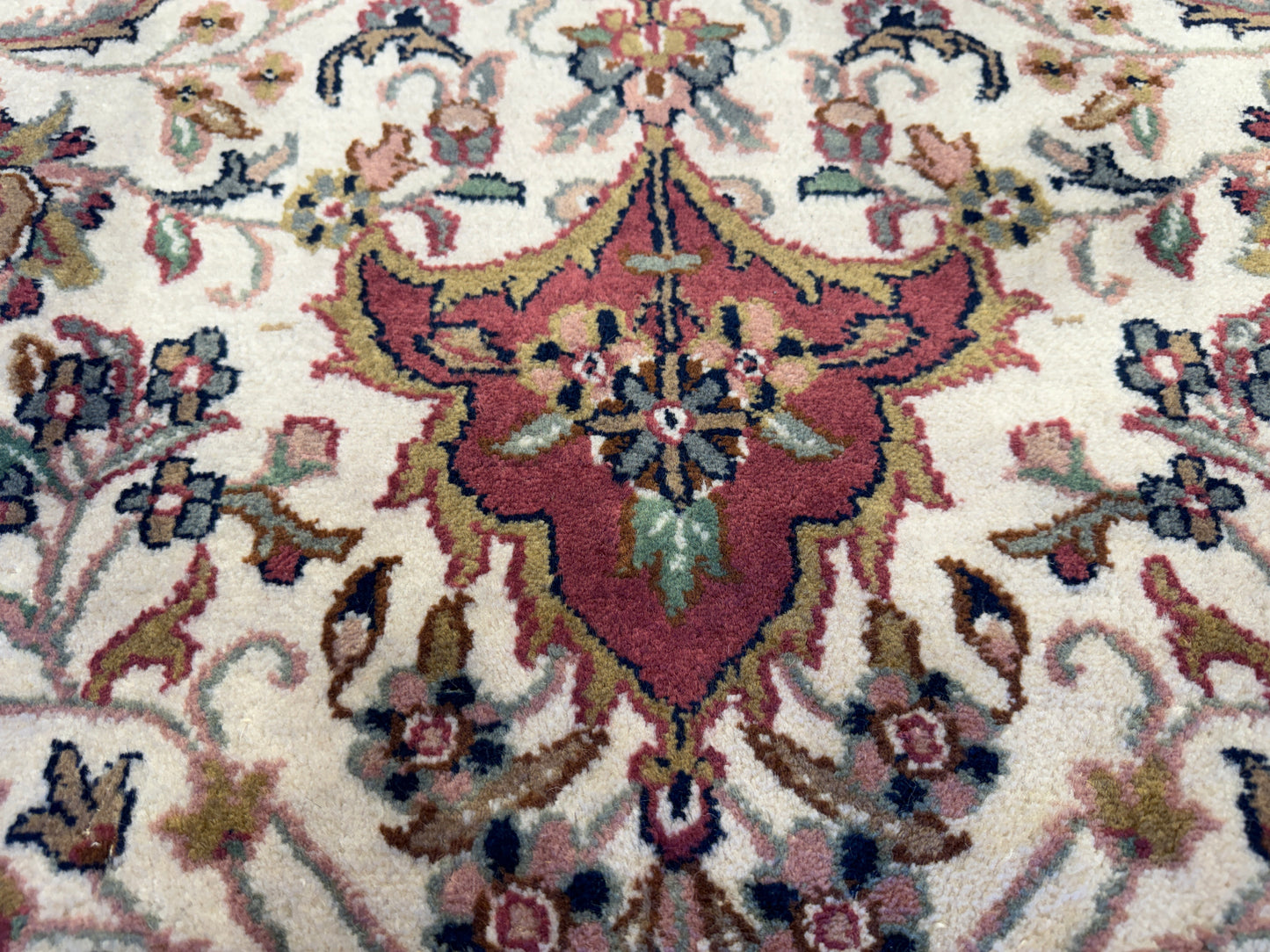 8’2”x9’11” Hand-Knotted Indo Kashan Area rug