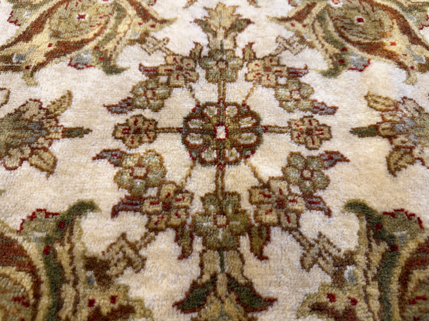 7’8”x9’11” Hand-Knotted Wool Agra Area Rug