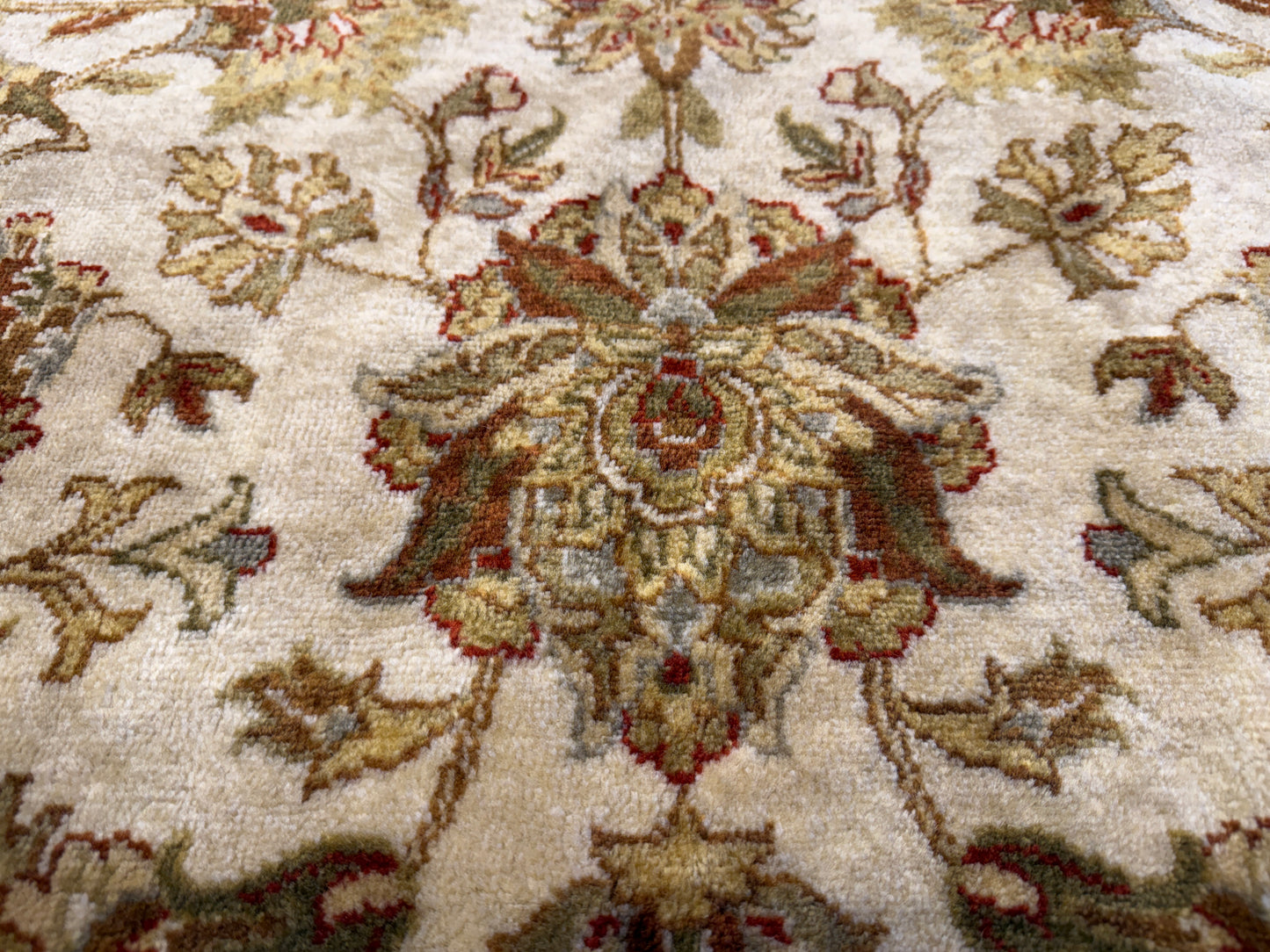 7’8”x9’11” Hand-Knotted Wool Agra Area Rug