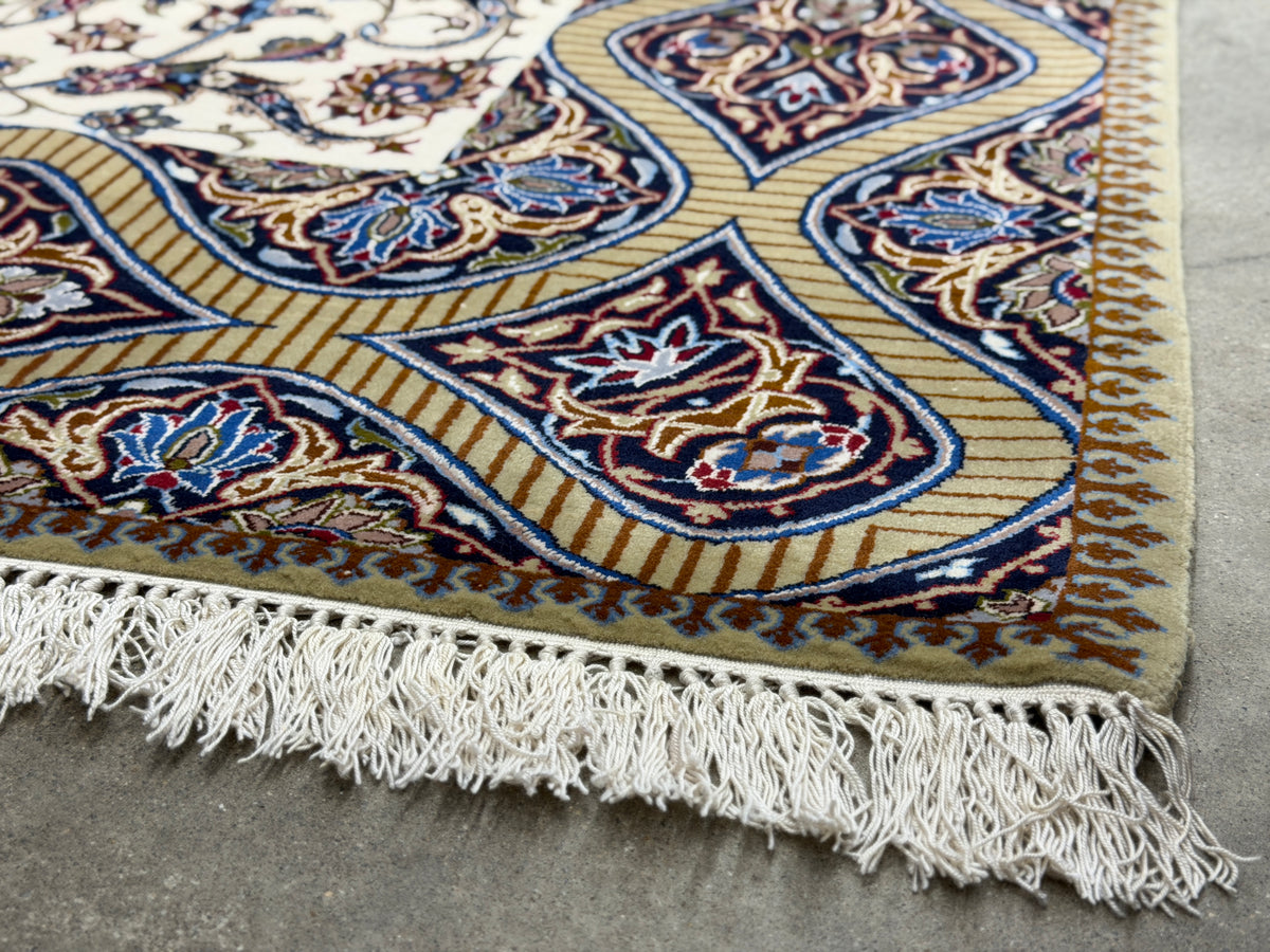 Hand-Knotted Persian Isfahan Rug - Dome Design - 6'6"x10'
