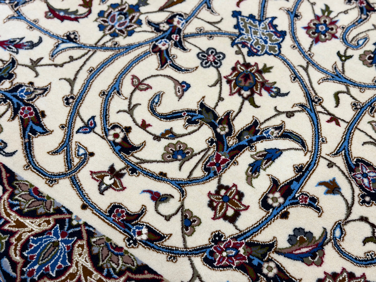 Hand-Knotted Persian Isfahan Rug - Dome Design - 6'6"x10'