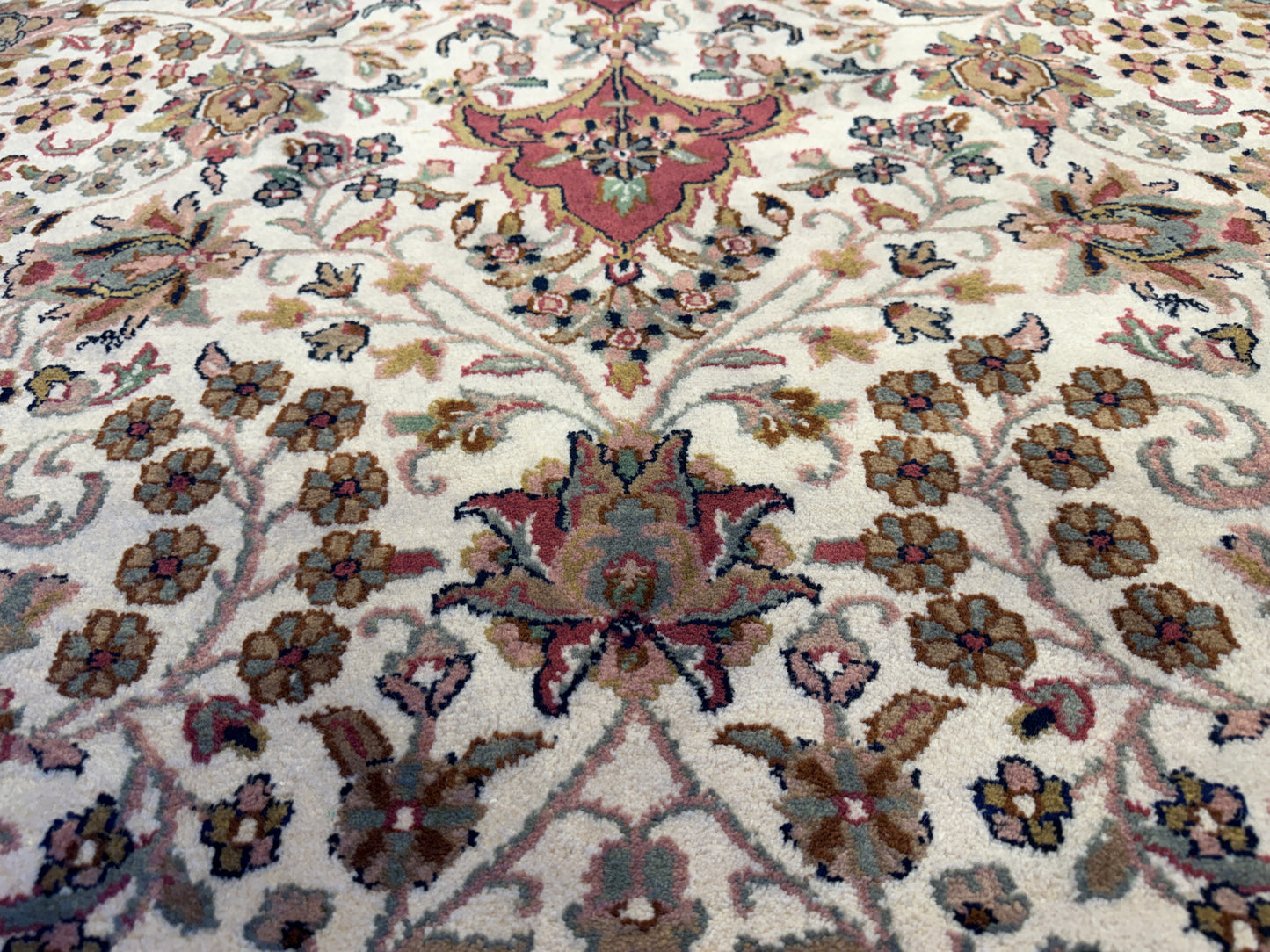 8’2”x9’11” Hand-Knotted Indo Kashan Area rug