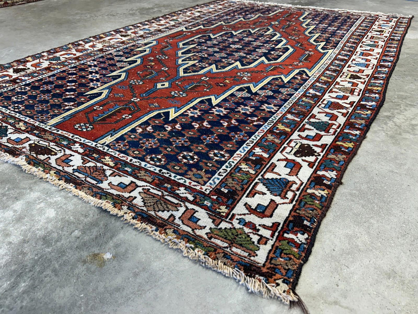 4'3"x6'8" Antique Hand-knotted Wool Qashqaei Area Rug - Handmade 4x6 Carpet